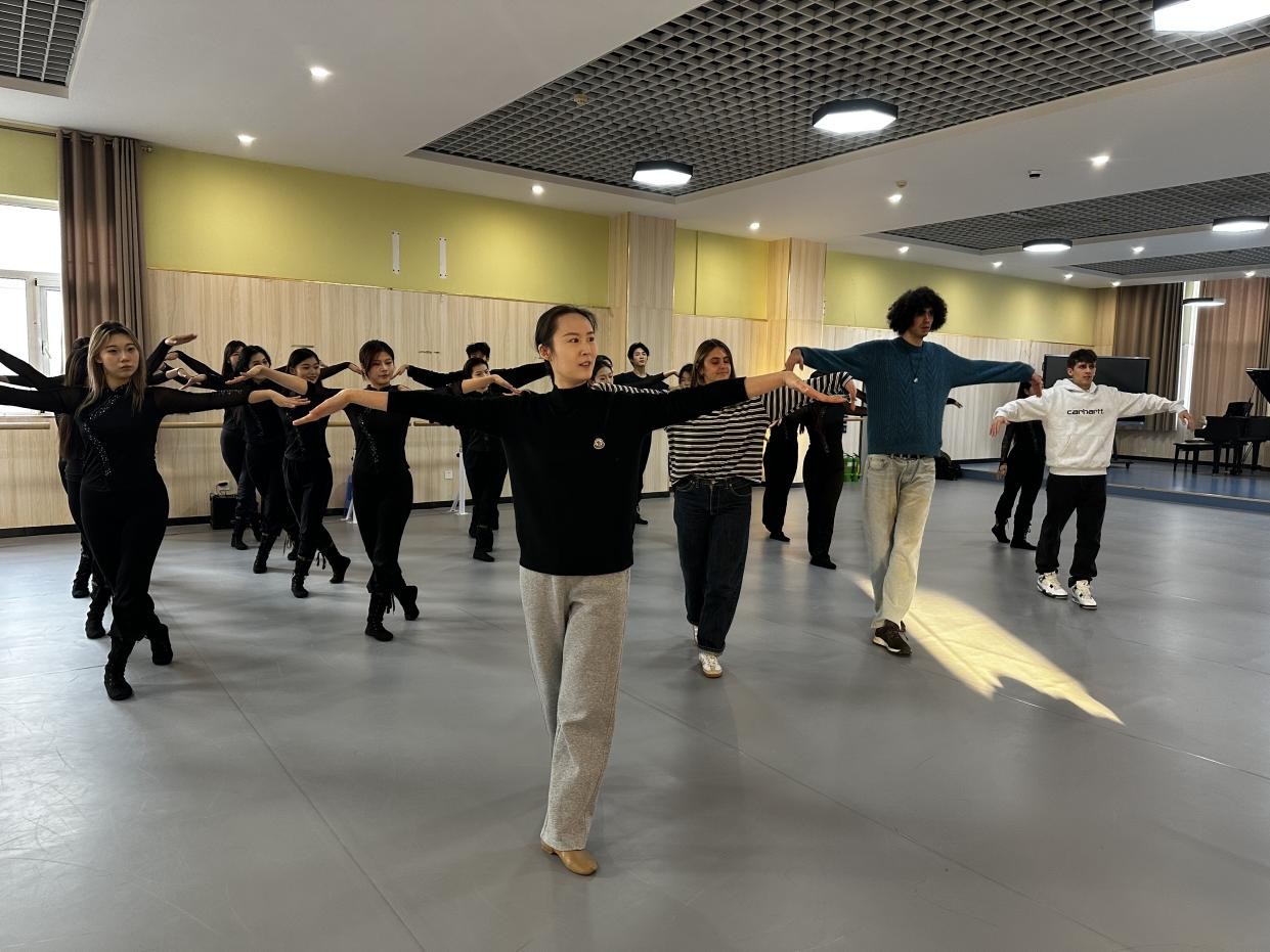 舞韵传情，豫见未来——意大利学生代表团“中文+职业技能”培训暨“豫见古今，郑好同行”短期研修活动之舞蹈技能培训圆满结束